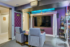Springfield Apt with Home Theater and Pool Table!